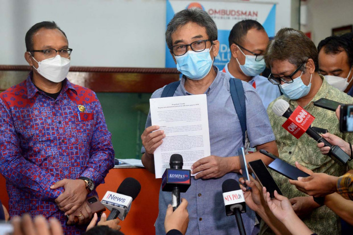 Perwakilan 75 pegawai KPK yang tak lolos TWK yang diwakili Direktur Pembinaan Jaringan Kerja Antar-Komisi dan Instansi (PJKAKI) Sujanarko melaporkan Pimpinan Komisi Pemberantasan Korupsi (KPK) ke Ombudsman Republik Indonesia (ORI) di Jakarta, Rabu, 19 Mei 2021.