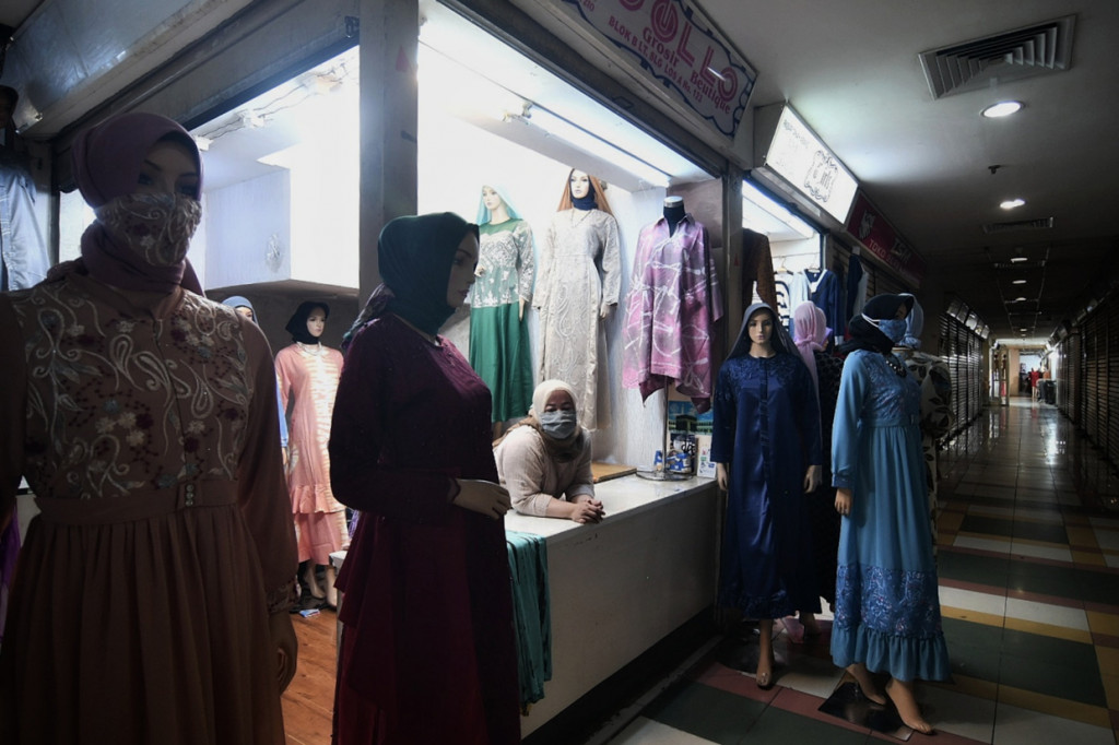 Petugas Pasar Tanah Abang mengatakan pengunjung Pasar Tanah Abang pada pembukaan hari Rabu, 19 Mei 2021, hanya 10 sampai 20 persen dari kondisi normal.