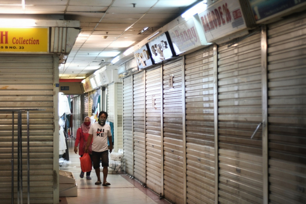 Soal sepinya pengunjung juga dikeluhkan pedagang yang berharap pandemi segera pulih agar penjualan kembali normal. 