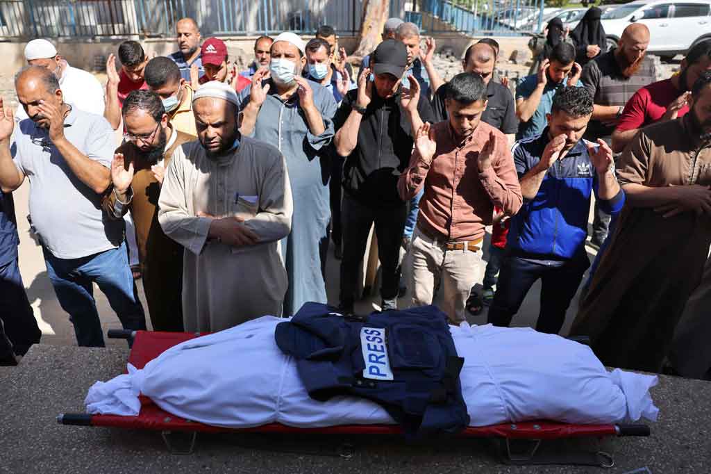 Warga Palestina mensalatkan jenazah seorang jurnalis yang meninggal akibat serangan Israel di Jalur Gaza, Rabu, 19 Mei 2021.