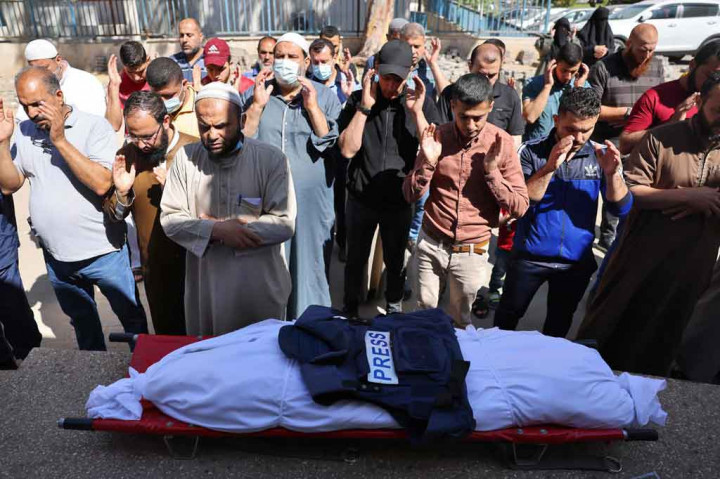 Warga Palestina mensalatkan jenazah seorang jurnalis yang meninggal akibat serangan Israel di Jalur Gaza, Rabu, 19 Mei 2021.