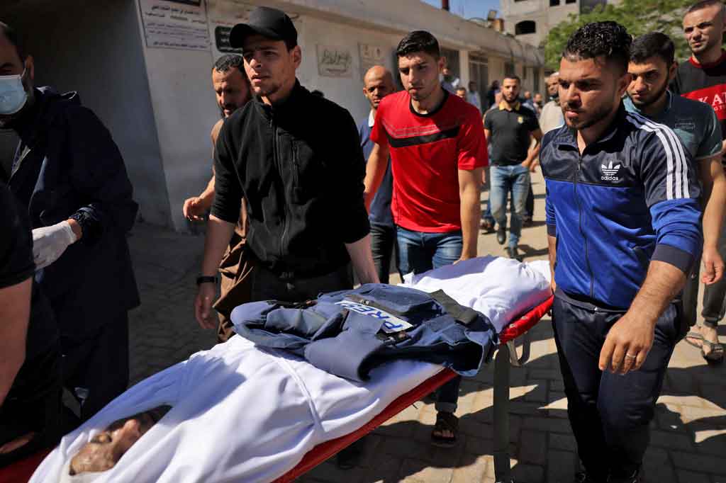 Seorang jurnalis yang bekerja untuk radio Al-Aqsa yang terkait dengan Hamas meninggal setelah serangan Israel menghantam rumahnya di utara Kota Gaza, Selasa, 18 Mei 2021. Korban merupakan reporter pertama yang meninggal selama terjadinya kekerasan saat ini.