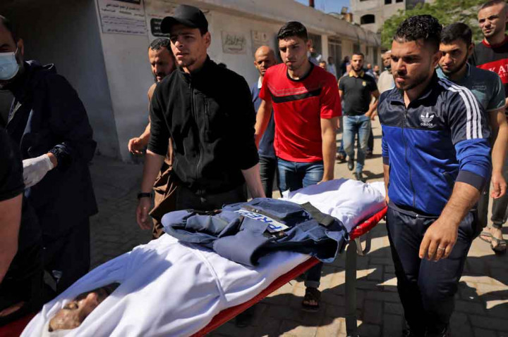 Seorang jurnalis yang bekerja untuk radio Al-Aqsa yang terkait dengan Hamas meninggal setelah serangan Israel menghantam rumahnya di utara Kota Gaza, Selasa, 18 Mei 2021. Korban merupakan reporter pertama yang meninggal selama terjadinya kekerasan saat ini.