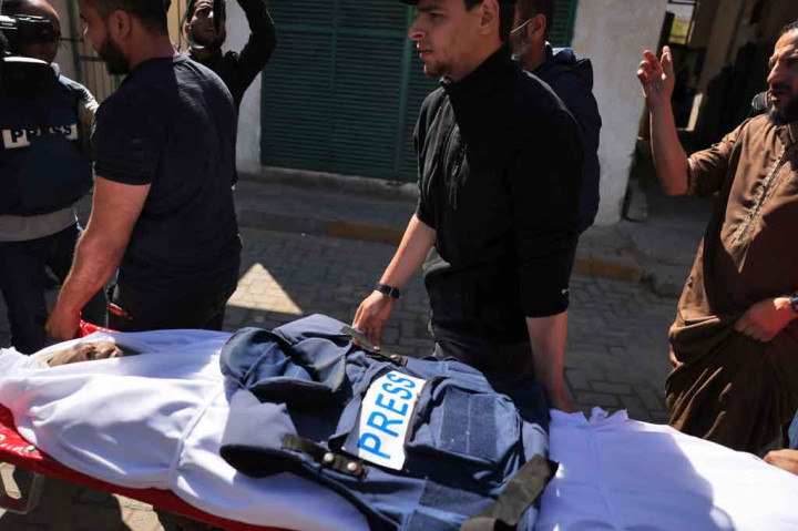 Yusef Abu Hussein dimakamkan hari ini di Jalur Gaza. Menurut kantor berita Wafa dan kantor berita Shehab, Yusef adalah seorang jurnalis di Stasiun Radio al-Aqsa Voice.