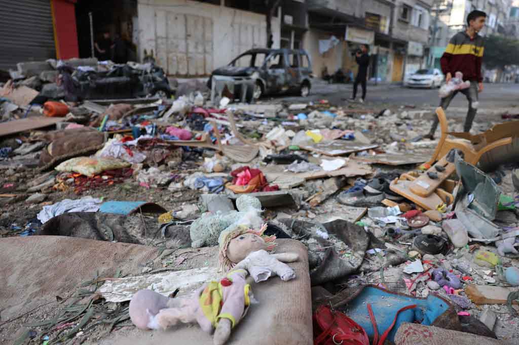 Hingga saat ini, serangan udara Israel ke Jalur Gaza sejak 10 Mei telah menewaskan sedikitnya 219 warga Palestina, termasuk 63 anak-anak, di Gaza sejak 10 Mei. Sementara tembakan roket Palestina telah menewaskan 12 orang di Israel.