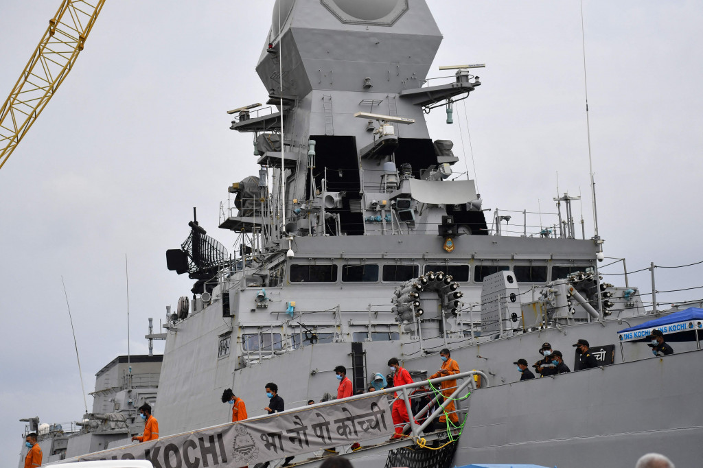 Kementerian Pertahanan India mengatakan bahwa kapal Angkatan Laut telah menyelamatkan lebih dari 600 orang setelah gelombang setinggi delapan meter menghantam instalasi minyak lepas pantai.
