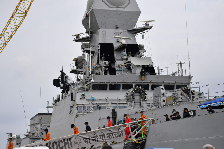 Kementerian Pertahanan India mengatakan bahwa kapal Angkatan Laut telah menyelamatkan lebih dari 600 orang setelah gelombang setinggi delapan meter menghantam instalasi minyak lepas pantai.