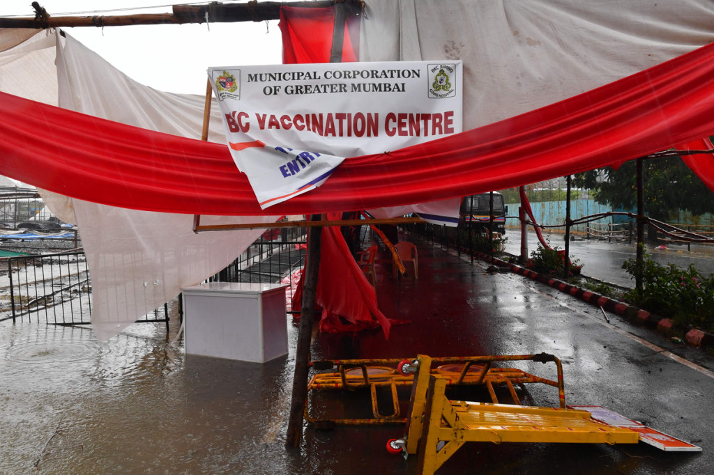 Siklon Tauktae ini menambah kesengsaraan negara itu yang tengah mengalami rekor kematian harian akibat Covid-19.