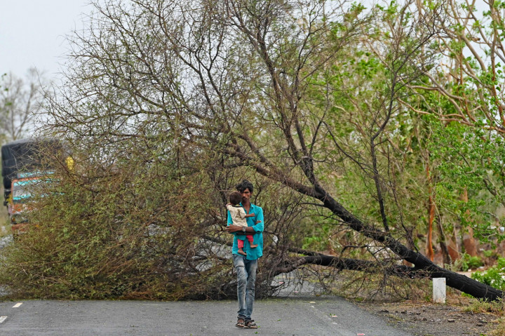 Sejauh ini, jumlah korban tewas dilaporkan mencapai setidaknya 33 orang termasuk seorang anak yang tertimpa tembok yang runtuh, seorang nenek berusia 80 tahun yang tewas akibat tertimpa tiang.