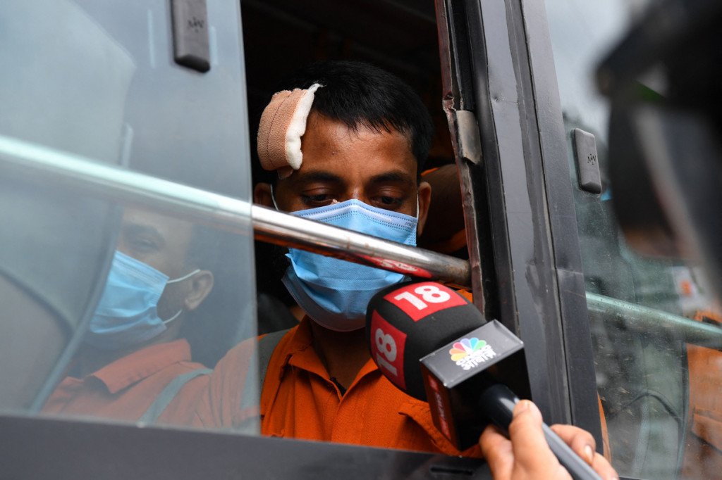 Anggota kru yang diselamatkan dari kapal tongkang lepas pantai P305 yang tenggelam melihat keluar dari kapal angkatan laut INS Kochi setelah tiba di Mumbai pada 19 Mei 2021.