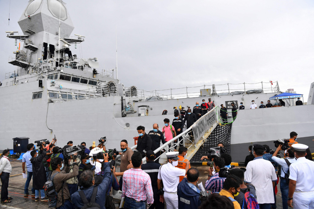 Otoritas Mumbai menutup sementara bandara di wilayahnya dan mengimbau warga tetap berada di rumah. Tidak hanya itu, otoritas Mumbai juga memindahkan sekitar 600 pasien Corona yang dirawat di rumah-rumah sakit darurat ke lokasi-lokasi yang lebih aman.