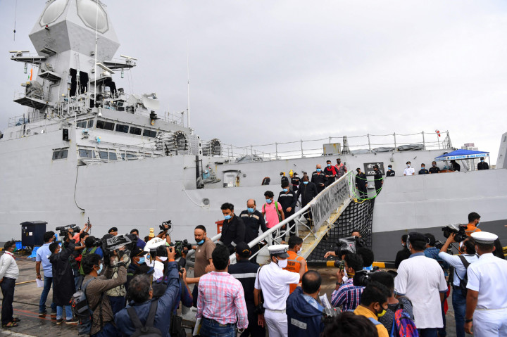 Otoritas Mumbai menutup sementara bandara di wilayahnya dan mengimbau warga tetap berada di rumah. Tidak hanya itu, otoritas Mumbai juga memindahkan sekitar 600 pasien Corona yang dirawat di rumah-rumah sakit darurat ke lokasi-lokasi yang lebih aman.