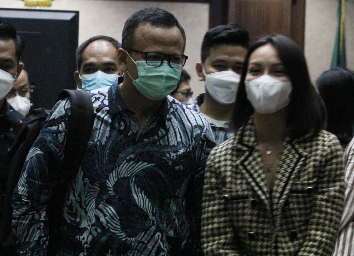 Terdakwa kasus suap izin ekspor benih lobster tahun 2020 Edhy Prabowo (kedua dari kiri) setelah mengikuti sidang lanjutan di Pengadilan Tipikor, Jakarta.