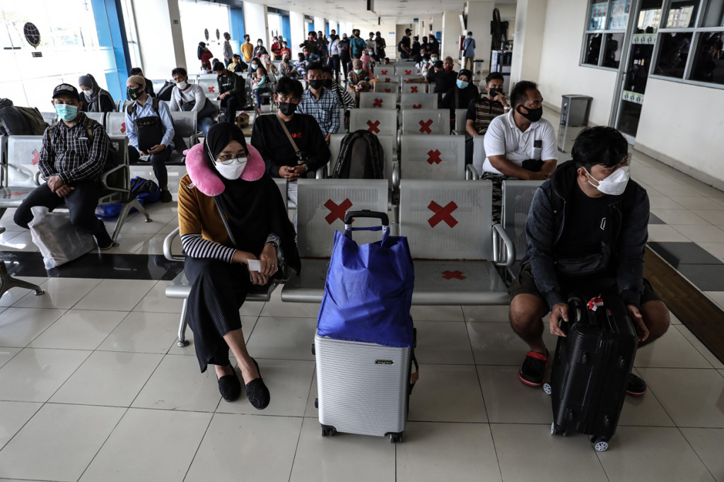 Sejumlah calon penumpang antre untuk menjalani tes deteksi covid-19 dengan metode GeNose C19 gratis yang telah di sediakan di Terminal Terpadu Pulo Gebang, Jakarta Timur, Rabu, 19 Mei 2021.