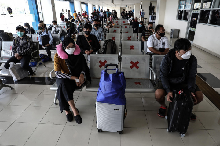 Sejumlah calon penumpang antre untuk menjalani tes deteksi covid-19 dengan metode GeNose C19 gratis yang telah di sediakan di Terminal Terpadu Pulo Gebang, Jakarta Timur, Rabu, 19 Mei 2021.