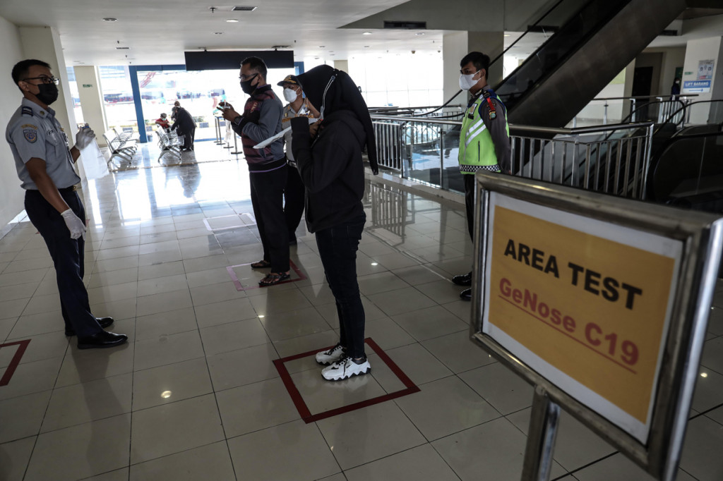 Pasca berakhirnya peraturan larangan mudik Lebaran 2021, Terminal Terpadu Pulo Gebang mulai ramai pemudik susulan yang hendak pulang ke kampung halamannya ke kota-kota di Sumatra dan Jawa dengan tetap wajib menunjukkan surat keterangan bebas covid-19. 