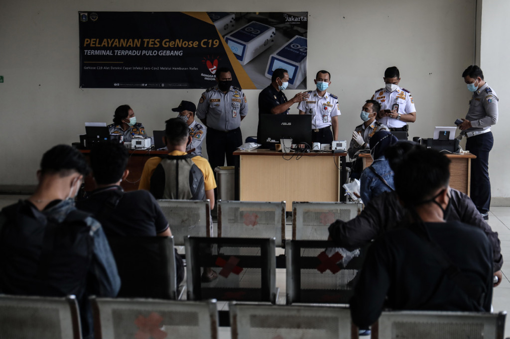 Sejumlah calon penumpang antre untuk menjalani tes deteksi covid-19 dengan metode GeNose C19 gratis yang telah di sediakan di Terminal Terpadu Pulo Gebang, Jakarta Timur, Rabu, 19 Mei 2021.
