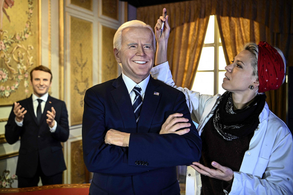 Pematung Jerman Claus Velte dan asisten galeri memperbaiki patung lilin Presiden AS Joe Biden di museum Grevin, saat bersiap untuk dibuka kembali untuk umum setelah pelonggaran pembatasan Covid-19 di Paris, Prancis.