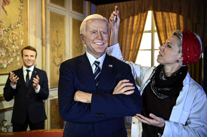 Pematung Jerman Claus Velte dan asisten galeri memperbaiki patung lilin Presiden AS Joe Biden di museum Grevin, saat bersiap untuk dibuka kembali untuk umum setelah pelonggaran pembatasan Covid-19 di Paris, Prancis.