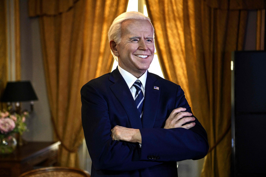 Publik akan dapat menemukan presiden Amerika yang tersenyum dimana patung Donald Trump sebelumnya berdiri.