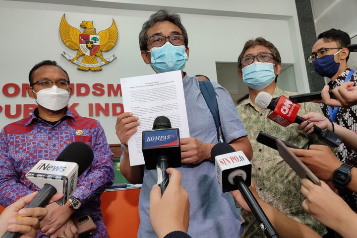 Mewakili 74 teman-temannya, Direktur PJKAKI Komisi Pemberantasan Korupsi (KPK) Nonaktif, Sujanarko, resmi melaporkan pimpinan KPK ke Ombudsman, Rabu, 19 Mei 2021. Pelaporan dilakukan setelah 75 pegawai itu dinonaktifkan karena tidak lolos tes wawasan kebangsaan (TWK) sebagai syarat alih status sebagai ASN.