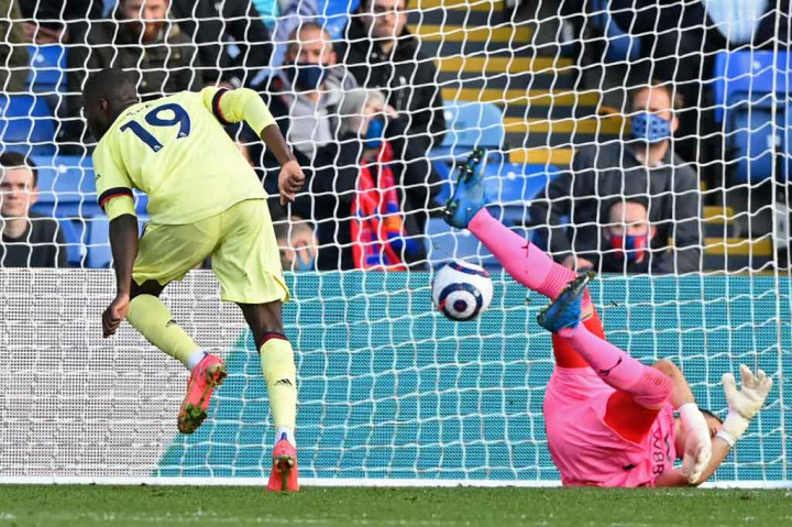 Pada menit ke-35 Arsenal berhasil memecah kebuntuan saat umpan silang Kieran Tierney diselesaikan dengan sepakan voli Nicolas Pepe di muka gawang tuan rumah. Skor berubah menjadi 0-1.