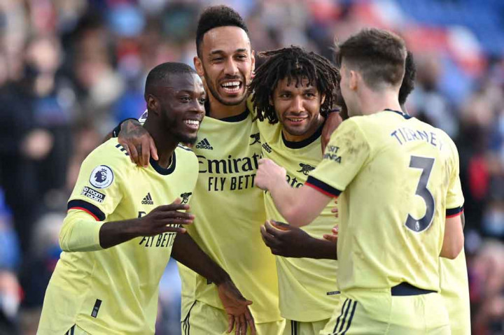 Pepe melakukan selebrasi bersama rekan-rekan setimnya.