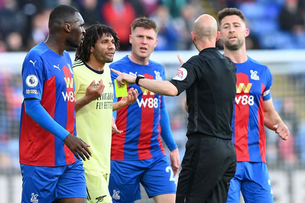 Dua menit kemudian, cekcok terjadi di tengah lapangan antara Cristian Benteke dan Mohamed Elneny yang direspon wasit Anthony Taylor dengan memberi kartu kuning kepada keduanya. Keunggulan Arsenal bertahan hingga turun minum.