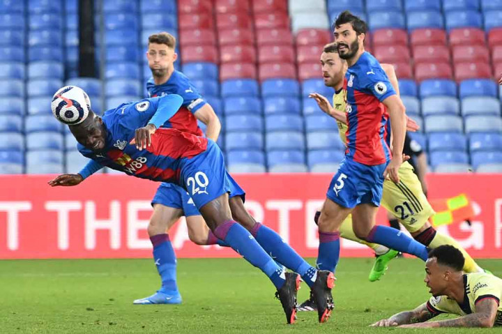Pada menit ke-62 tuan rumah berhasil menyamakan kedudukan lewat Benteke. Berawal dari tendangan bebas Andros Townsend dari sisi sayap kiri, Benteke mengalahkan semua orang di dalam kotak penalti Arsenal untuk menanduk bola menaklukkan kiper Bernd Leno demi membuat kedudukan imbang 1-1.