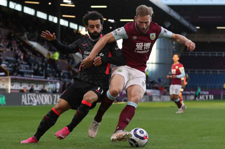 Tampil di hadapan sekitar 3.500 suporternya yang diizinkan mengisi tribun Turf Moor, Burnley tampak solid dengan meredam gelombang serangan yang terus dilancarkan Liverpool.