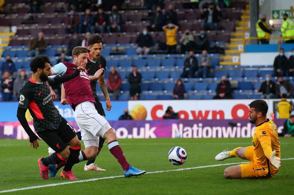 Tuan rumah berpeluang membuka keunggulan pada menit kedelapan setelah Mohamed Salah membuat kesalahan dalam menguasai bola. Bola kemudian direbut oleh pemain Burnley dan berakhir di kaki Chris Wood. Sayang tembakan Wood masih bisa dimentahkan kiper Alisson Becker.