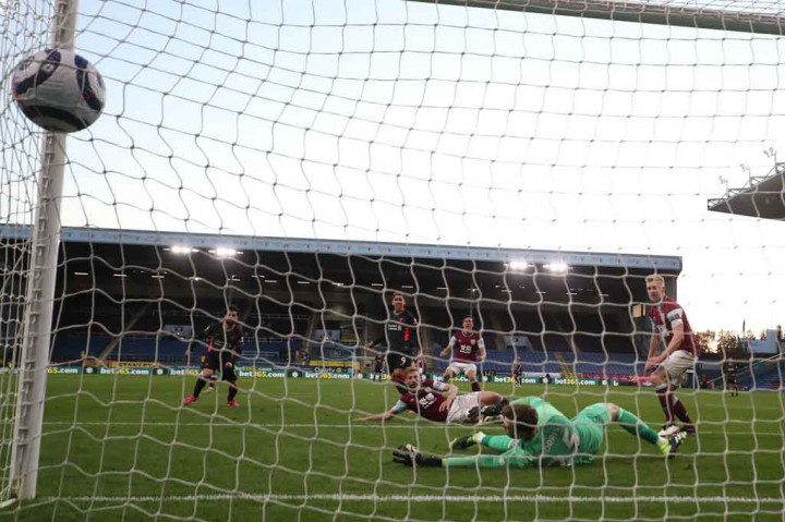 Dua menit jelang turun minum, The Reds akhirnya sukses memecahkan kebuntuan lewat Roberto Firmino menyelesaikan umpan tarik Andy Robertson untuk membawa tim tamu memimpin 1-0.