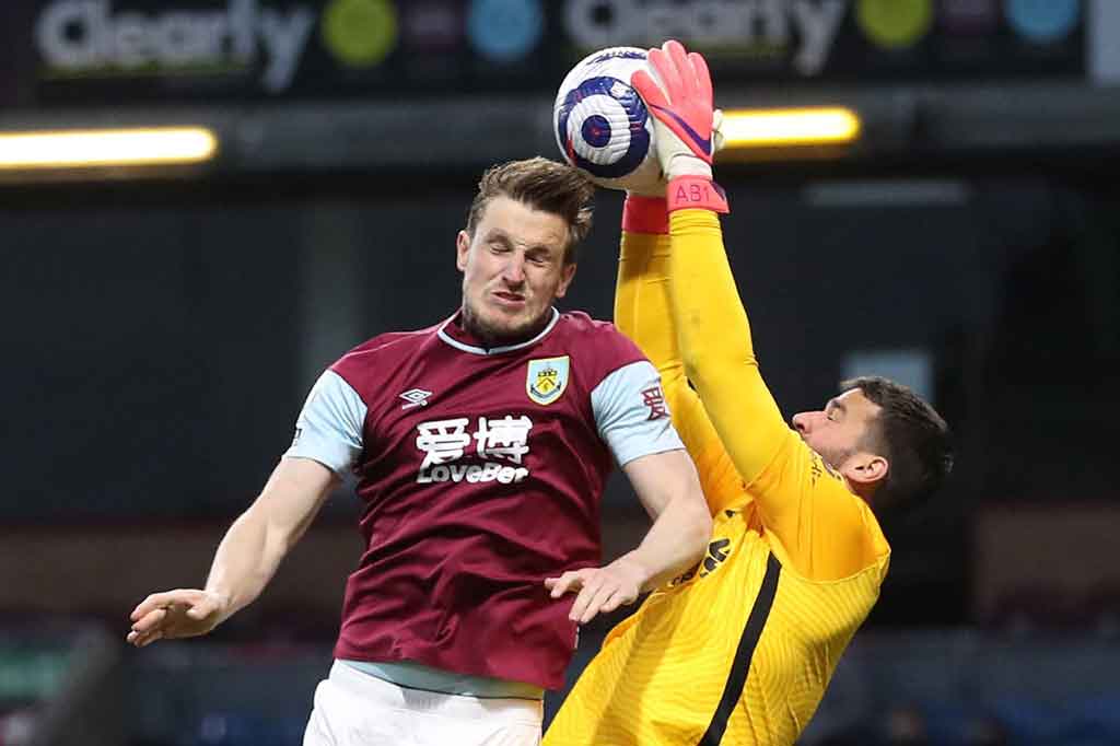 Memasuki babak kedua Burnley langsung menekan Liverpool, saat Wood mampu menghindari kawalan Phillips dan Williams, sayang upaya penyelesaiannya relatif lemah dan masih dalam jangkauan tangkapan Alisson.