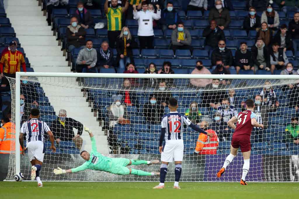West Ham memperoleh hadiah tendangan penalti lewat serangan pertama mereka setelah Michail Antonio dijatuhkan kiper Sam Johstone. Namun kesempatan emas itu dibuang sia-sia oleh Declan Rice yang menjadi algojo karena eksekusinya membentur tiang gawang.