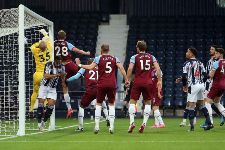 Di tengah momentum West Brom itu, West Ham justru berhasil menyamakan kedudukan di pengujung babak pertama lewat sontekan Tomas Soucek di muka gawang tuan rumah menyambut umpan tarik Said Benrahma.