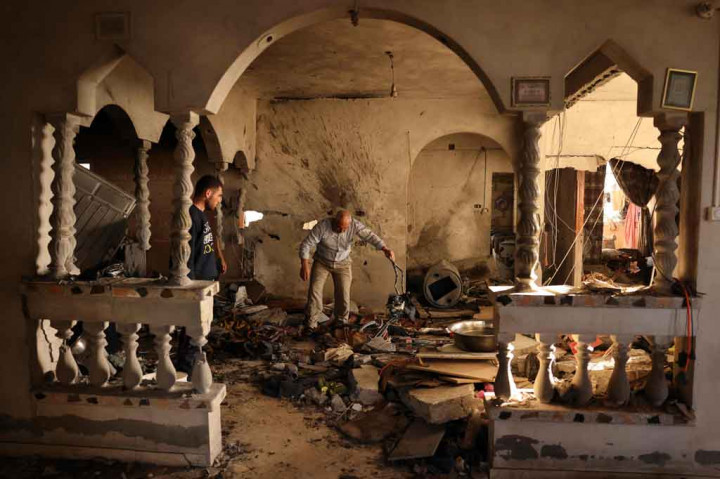 Ruang tamu rumah tersebut hancur berkeping-keping dan bagian-bagian sepeda merah seorang anak yang hancur tergeletak di tengah reruntuhan. Di dalam lemari es mereka yang roboh, debu abu-abu menutupi semangkuk tomat merah segar.