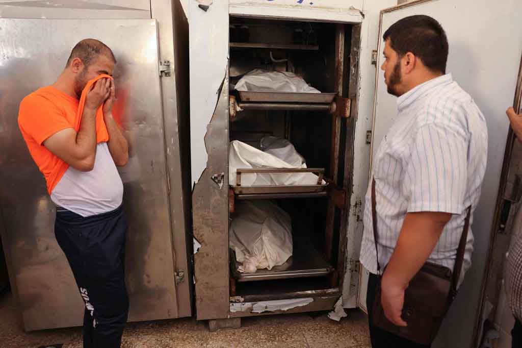 Berduka di kamar mayat rumah sakit, Omar Saleha, 31, mengatakan bahwa saudaranya Iyad tidak dapat berjalan selama 14 tahun, dan bukan seorang pejuang. 