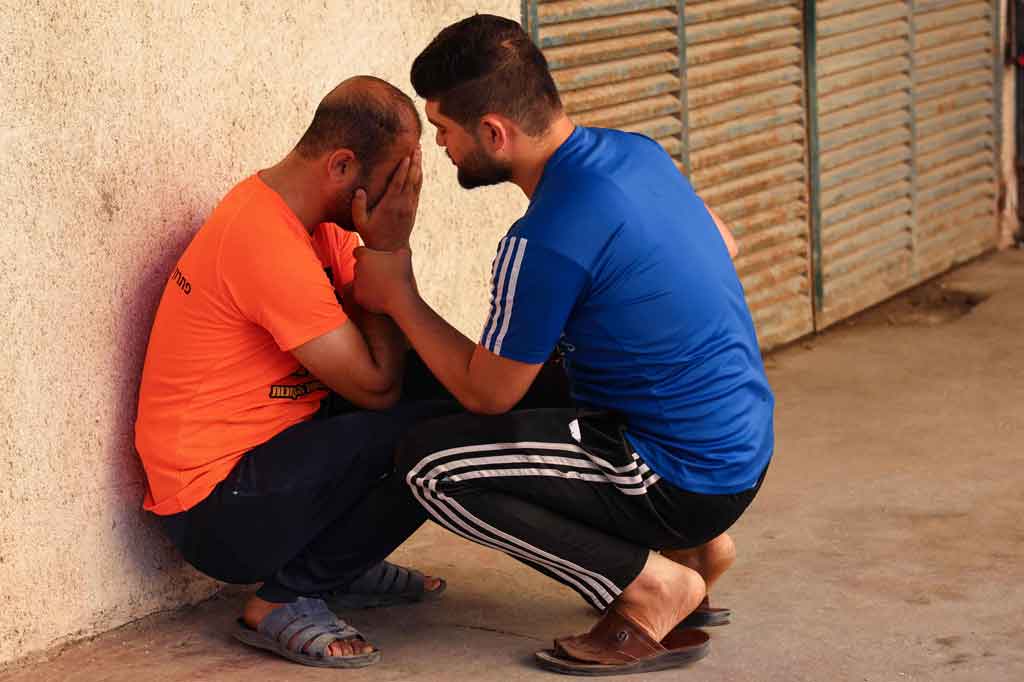 Dia mengatakan Saleha menganggur, dan berbagi flat dengan ibu dan tiga saudara laki-lakinya.  Seperti banyak orang lain di daerah kantong pesisir yang miskin, mereka mengandalkan bantuan dari badan PBB untuk pengungsi Palestina.