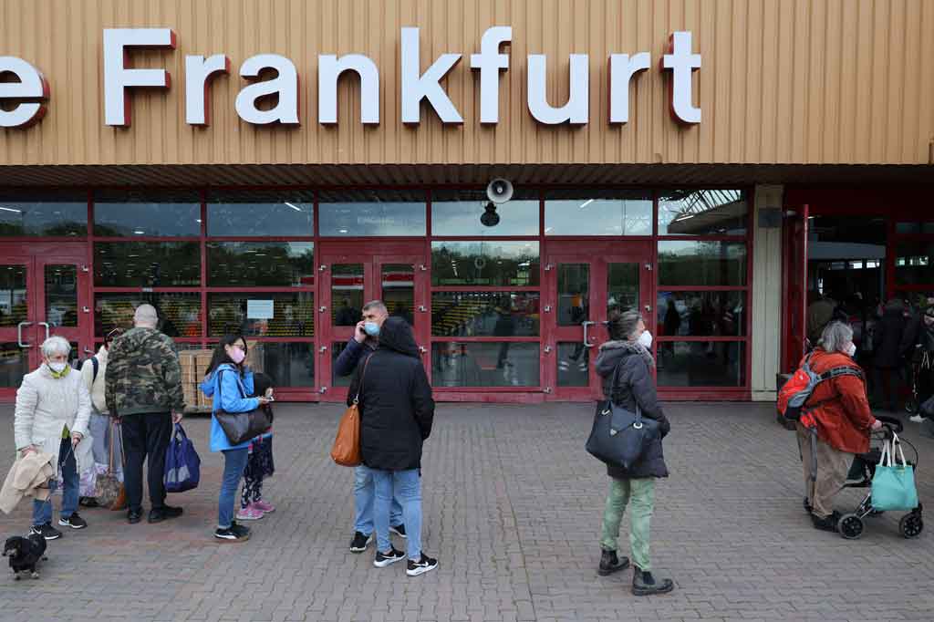 Sebuah bom raksasa peninggalan Perang Dunia II ditemukan di ibu kota keuangan Jerman, Frankfurt. Penemuan bom tersebut membuat sekitar 25 ribu warga harus dievakuasi ke tempat yang lebih aman.