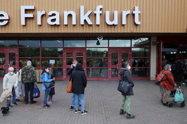 Sebuah bom raksasa peninggalan Perang Dunia II ditemukan di ibu kota keuangan Jerman, Frankfurt. Penemuan bom tersebut membuat sekitar 25 ribu warga harus dievakuasi ke tempat yang lebih aman.