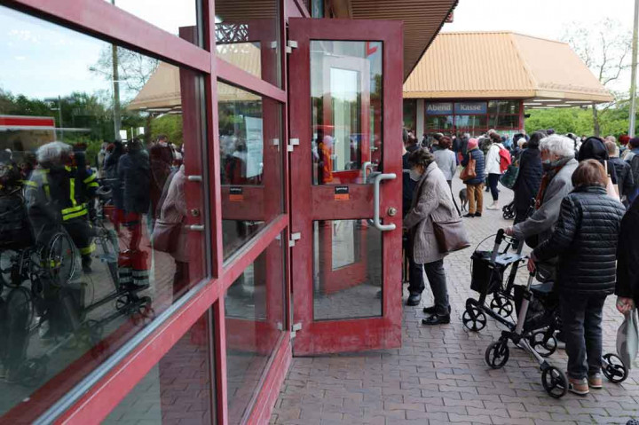 Laporannya mengatakan bom tersebut dapat diledakkan dengan aman tepat setelah tengah malam, terdengar seperti guntur bergemuruh dan meninggalkan lubang sedalam tiga meter dan lebar sepuluh meter.