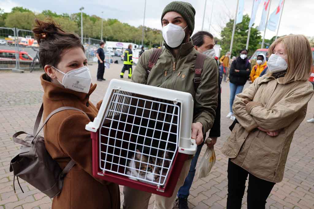 Di antara warga yang berlindung di arena skating adalah Tobias yang berusia 29 tahun, sembari menggendong kucing peliharaannya di dalam kandang. Dia mengatakan telah mendengar berita itu melalui pengeras suara polisi dan diperintahkan untuk segera meninggalkan rumahnya. Hal itu menyebabkan sedikit stres.