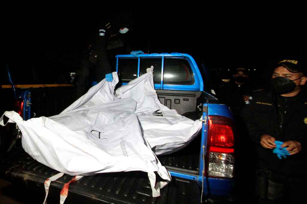 Petugas polisi mengevakuasi jenazah narapidana setelah perkelahian di penjara pria Cantel di departemen Quetzaltenango 205km (128 mil) barat Kota Guatemala pada Rabu, 19 Mei 2021 waktu setempat. 