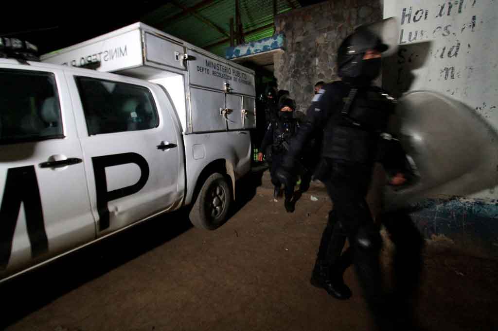 Seorang juru bicara Kepolisian Sipil Nasional (PNC), Jorge Aguilar, sebelumnya mengatakan bahwa kekerasan itu disebabkan oleh konfrontasi antara dua geng, dan setidaknya enam tahanan telah dipenggal.