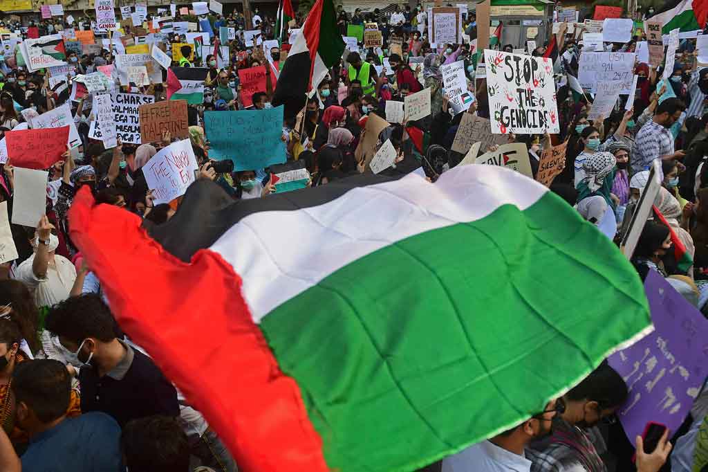 Aksi yang berlangsung di depan Karachi Press Club juga dikuti sejumlah wartawan dan selebritas. Mereka menuntut agar Israel berhenti menyerang orang-orang yang tak bersalah.