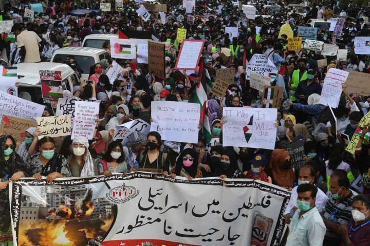 Massa, yang membawa spanduk-spanduk pro Palestina, meneriakkan berbagai slogan anti Israel dan menyeru komunitas internasional agar mengintervensi masalah tersebut demi melindungi nyawa orang-orang Palestina yang tak bersalah.