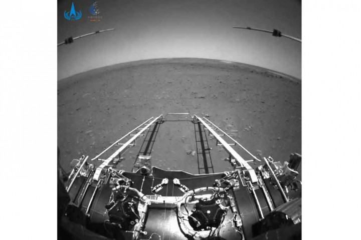 Zhurong, rover atau penjelajah Mars milik Tiongkok telah mengirimkan gambar pertamanya ke bumi, setelah pendaratan bersejarah pada Minggu, 16 Mei 2021.