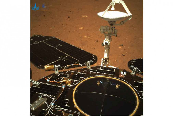
Administrasi Luar Angkasa Nasional Tiongkok (CNSA) pada hari Rabu menerbitkan gambar yang diambil dengan kamera yang dipasang pada penjelajah, yang menunjukkan peralatan penghindaran rintangan dan panel surya pada kendaraan, serta tekstur permukaan Mars.