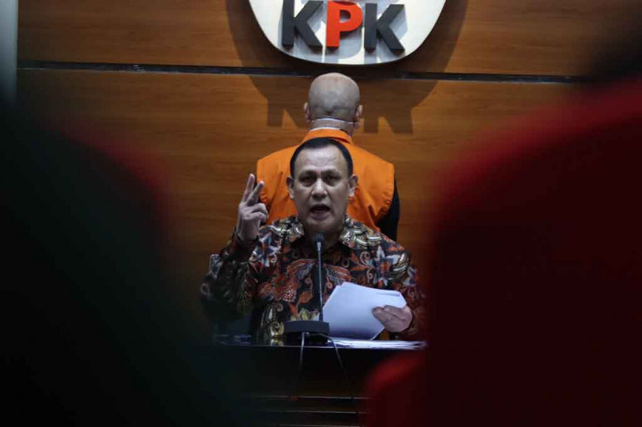 Ketua KPK Firli Bahuri mengumumkan penetapan tersangka dugaan tindak pidana korupsi terkait pembayaran komisi kegiatan fiktif agen PT Asuransi Jasa Indonesia (Jasindo) dalam penutupan asuransi minyak dan gas pada BP Migas-KKKS Tahun 2010-2012 dan Tahun 2012-2014, yaitu Kiagus Emil Fahmy Cornain, di Gedung Merah Putih KPK, Jakarta, Kamis, 20 Mei 2021.