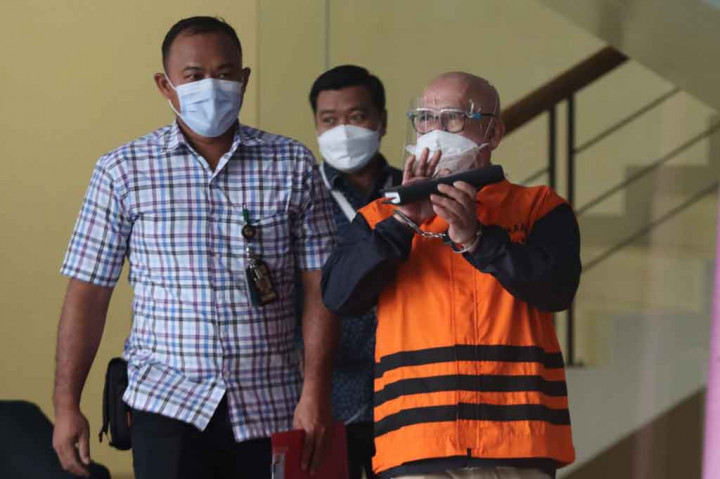 Atas perbuatannya tersebut, dua tersangka disangkakan melanggar Pasal 2 ayat (1) atau Pasal 3 Undang-Undang Nomor 31 Tahun 1999 sebagaimana telah diubah dengan Undang-Undang Nomor 20 Tahun 2001 tentang Pemberantasan Tindak Pidana Korupsi jo Pasal 55 ayat (1) ke-1 KUHP.